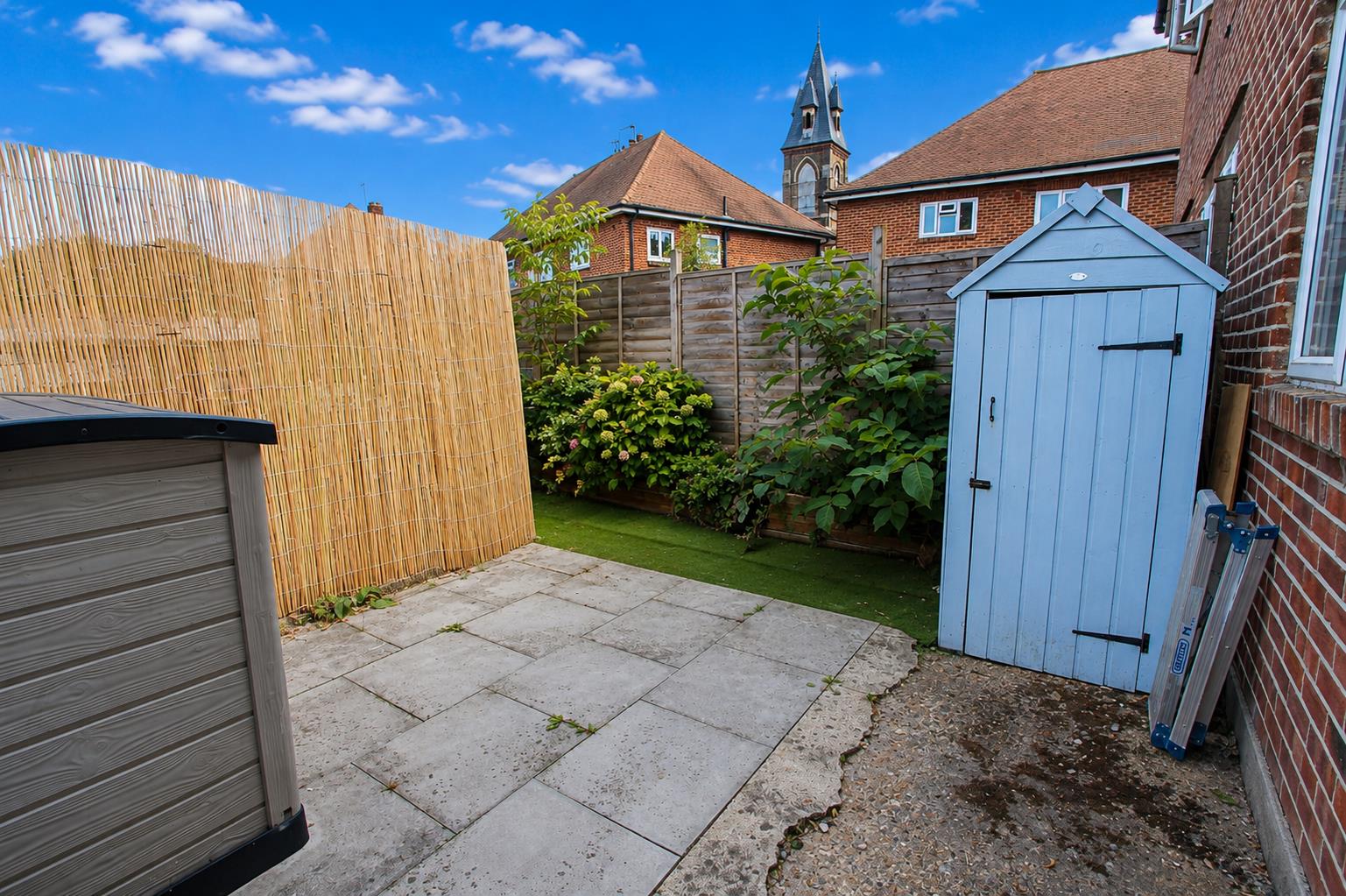 2 bed property in Parkgate Road, Wallington
